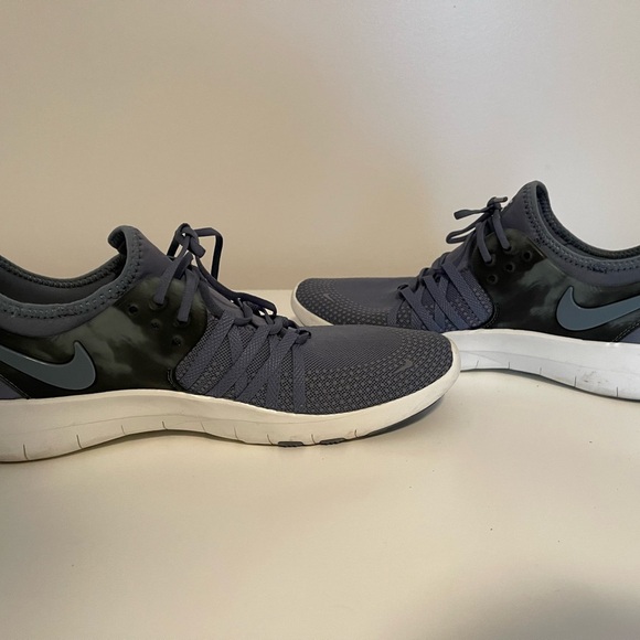 Nike Training Shoe - Picture 3 of 5